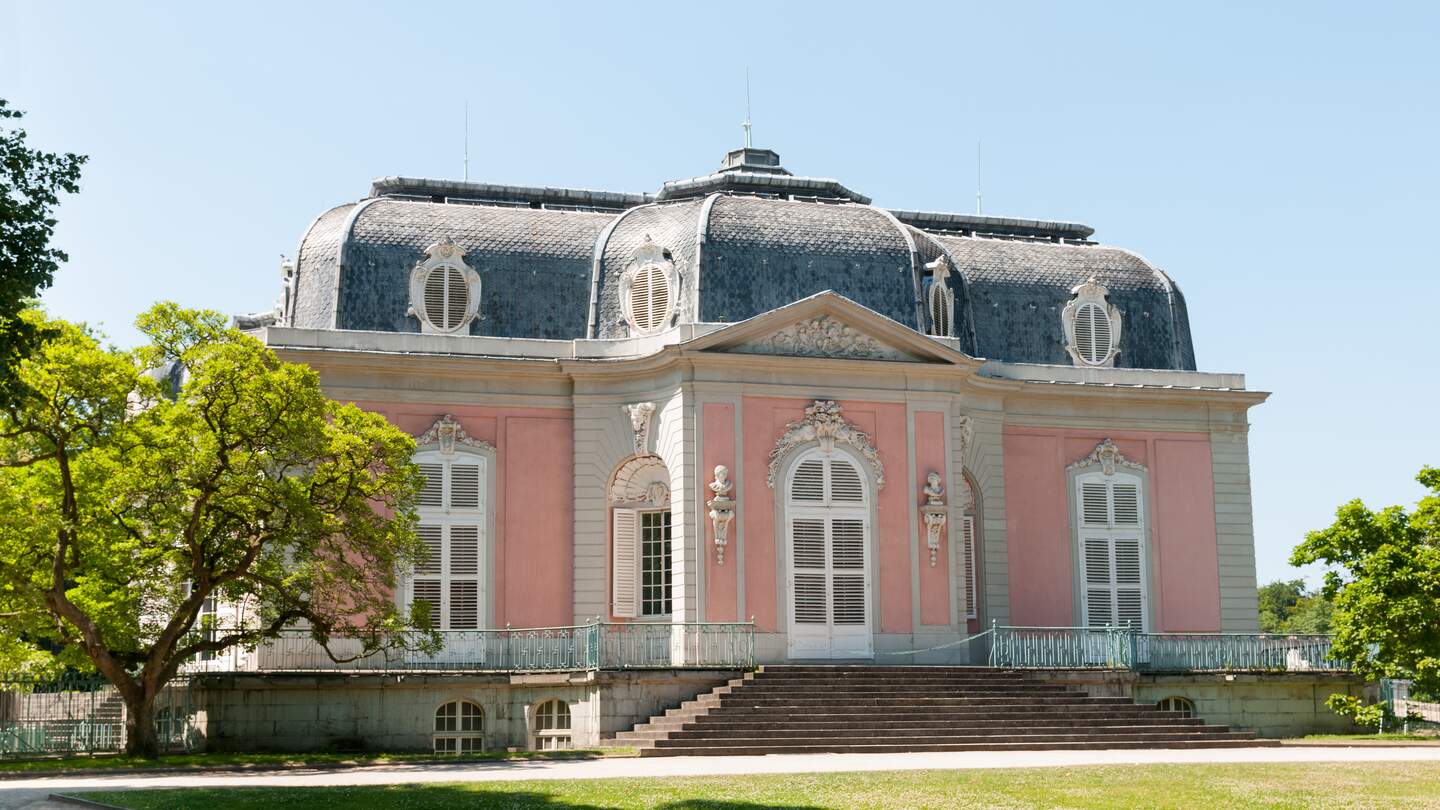 Schloss Benrath bei gutem Wetter und mit grünen Bäumen in Duesseldorf | © GettyImages.com/konrad100