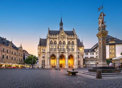 Fischmarkt Erfurt mit Blick auf das historische Rathaus bei Nacht | © Gettyimages.com/bbsferrari