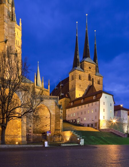 Blick auf eine Kirche in Erfurt bei Nacht | ©  Gettyimages.com/horstgerlach