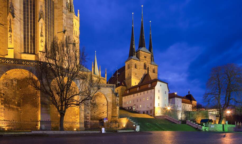 Blick auf eine Kirche in Erfurt bei Nacht | ©  Gettyimages.com/horstgerlach