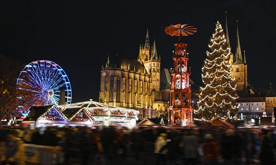 Der Weihnachtsmarkt in Erfurt bei Nacht | ©  Gettyimages.com/Jareck
