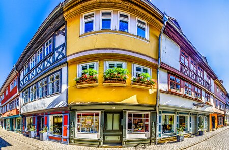 Beruehmte Kramerbrücke mit historischen Fassaden in Erfurt  | ©  Gettyimages.com/FooTToo