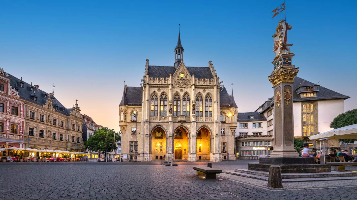 Fischmarkt Erfurt mit Blick auf das historische Rathaus bei Nacht | © Gettyimages.com/bbsferrari