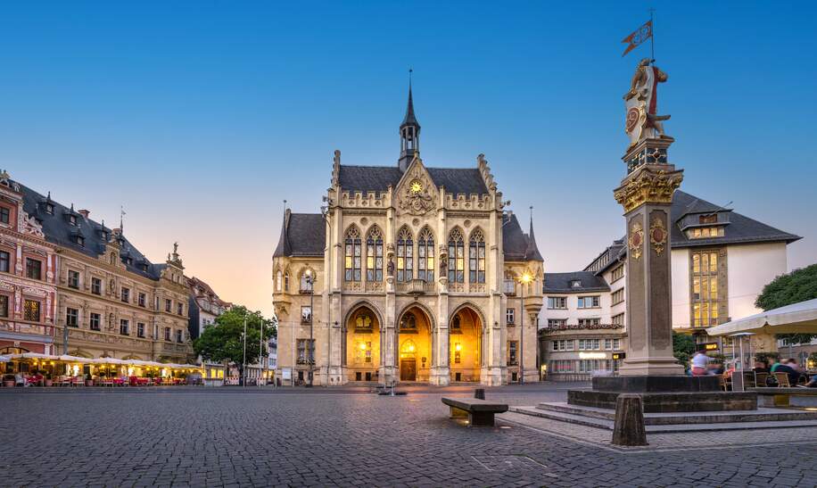 Fischmarkt Erfurt mit Blick auf das historische Rathaus bei Nacht | © Gettyimages.com/bbsferrari