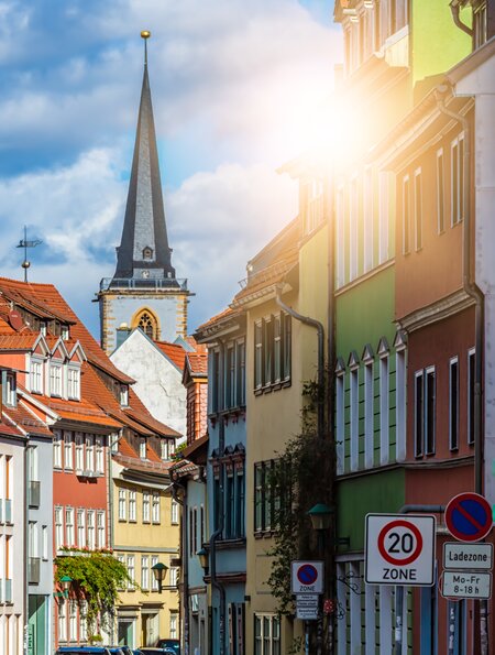 Einkaufsstrasse in Erfurt, viele bunte alte Haeuser | © Gettyimages.com/querbeet