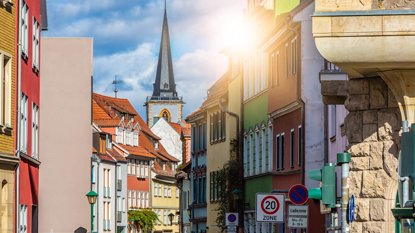 Einkaufsstrasse in Erfurt, viele bunte alte Haeuser | © Gettyimages.com/querbeet