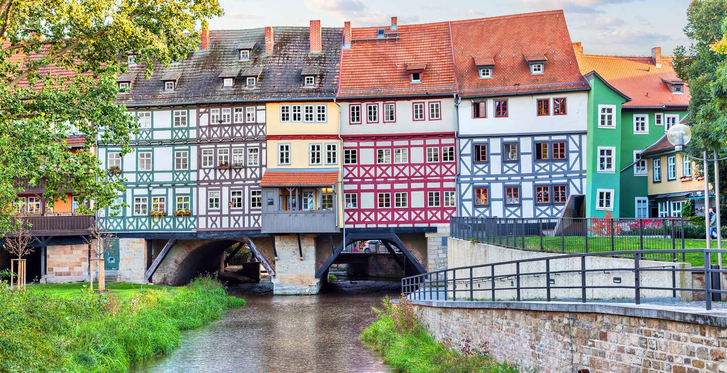 Frontalansicht der bewohnten Kraemerbruecke in Erfurt bei gutem Wetter | © Gettyimages.com/bbsferrari