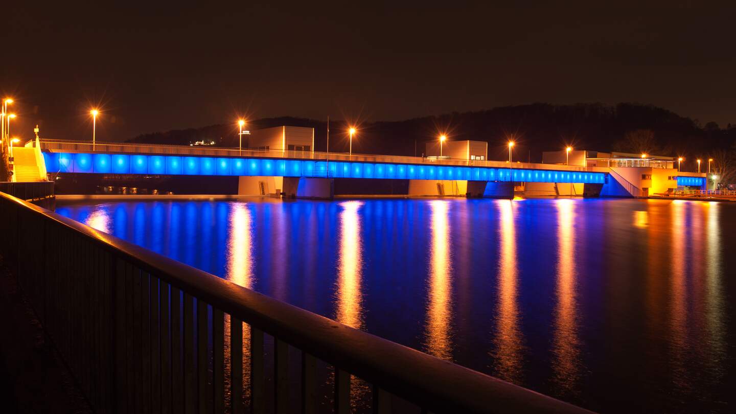 Blick auf den Baldeneysee in Essen bei Nacht | © Gettyimages.com/RameoArt