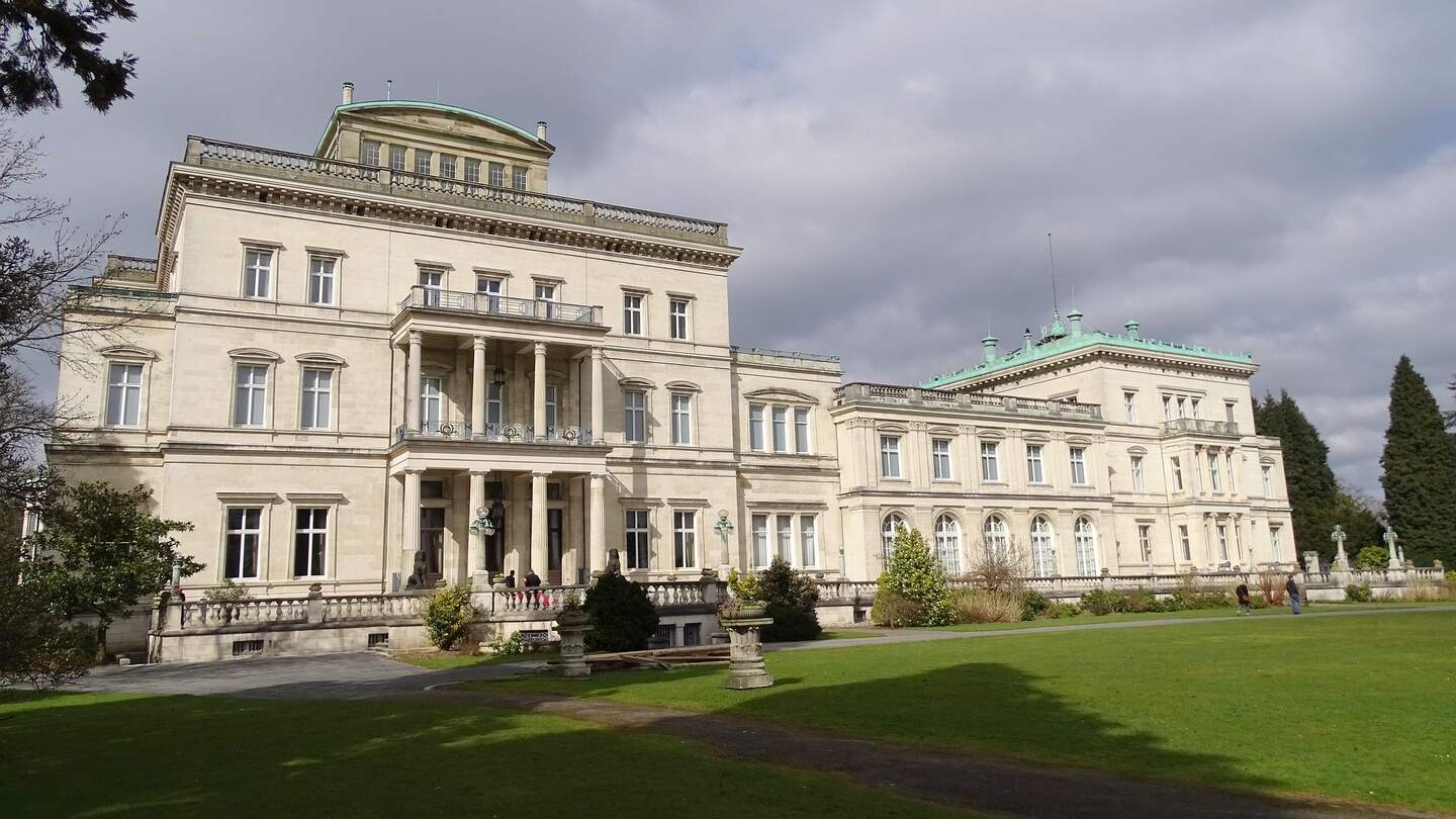 Die weiße Villa Hügel in Essen | © pixabay.com/neufal54