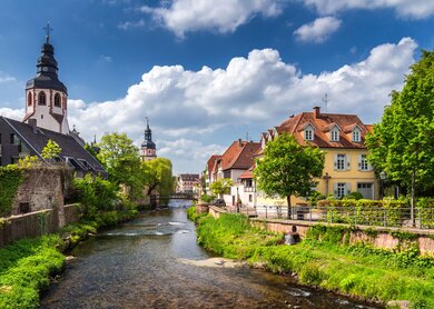 Stadtbild am Fluss Alb in Ettlingen im Schwarzwald bei gutem Wetter | © Gettyimages.com/DaLiu