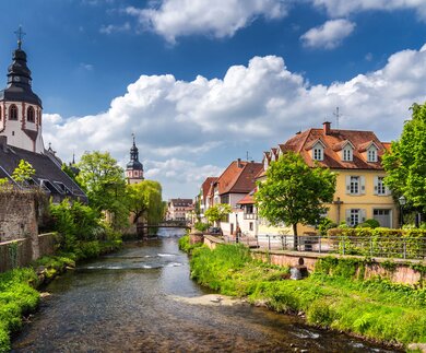 Stadtbild am Fluss Alb in Ettlingen im Schwarzwald bei gutem Wetter | © Gettyimages.com/DaLiu
