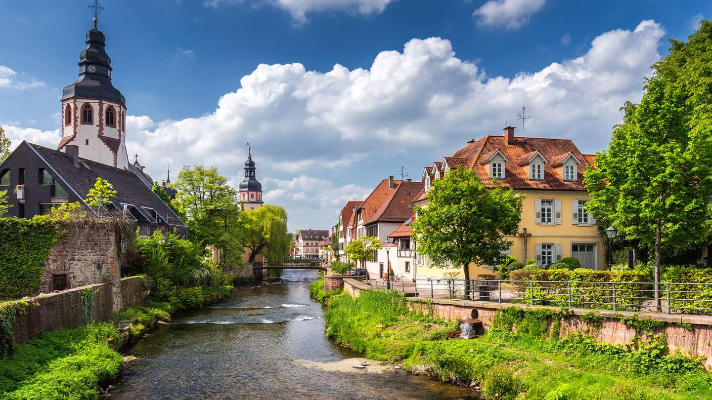Stadtbild am Fluss Alb in Ettlingen im Schwarzwald bei gutem Wetter | © Gettyimages.com/DaLiu
