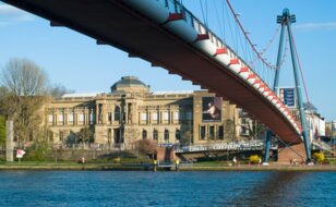 Staedle am Museumsufer in Frankfurt am Main mit Holbeinsteg Bruecke im Vordergrund | © Gettyimages.com/F1 ONLINE RF