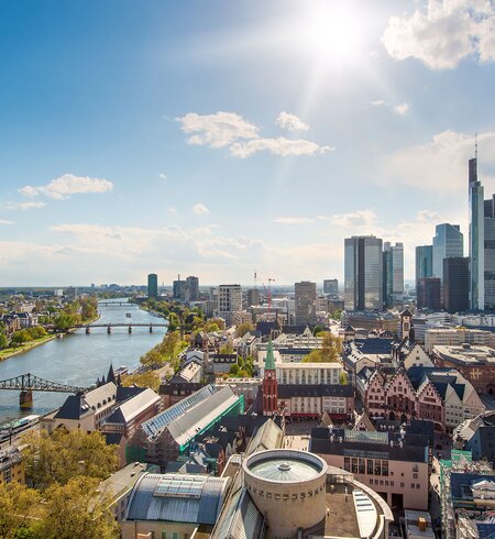 Sonniger Blick auf den Main und die Skyline von Frankfurt am Main | © Gettyimages.com/ake1150sb