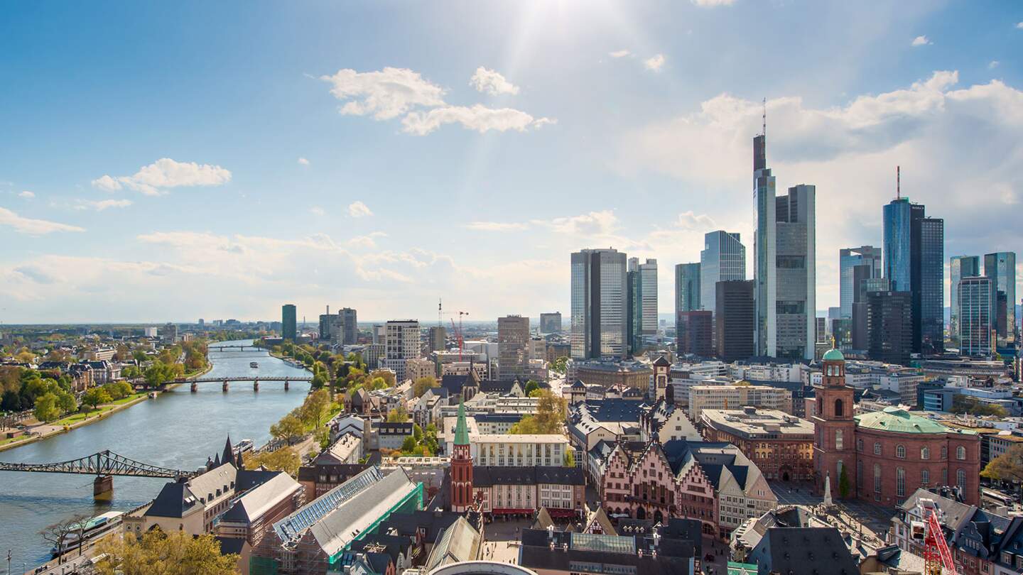 Sonniger Blick auf den Main und die Skyline von Frankfurt am Main | © Gettyimages.com/ake1150sb