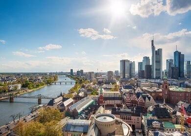 Blick auf die Skyline, den Main und die Altstadt von Frankfurt | © Gettyimages.com/ake1150sb