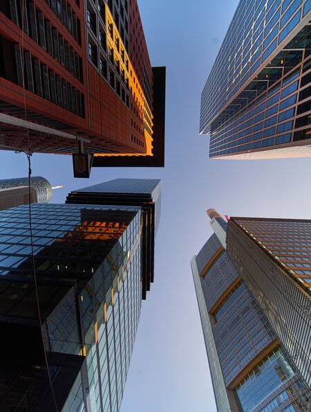 Blick auf den Himmel zwischen vier Wolkenkratzern in Frankfurt | © Gettyimages.com/geogif