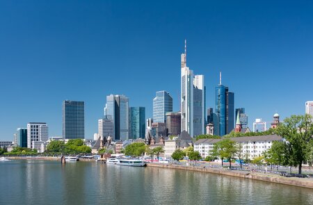 Blick auf die Skyline von Frankfurt bei sonnigem Wetter | © Gettyimages.com/Andrey Donnikov