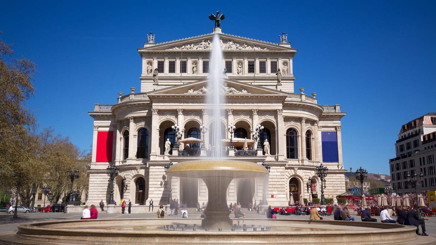 Die alte Oper in Frankfurt am Main bei Sonnenschein | © Gettyimages.com/urmel89