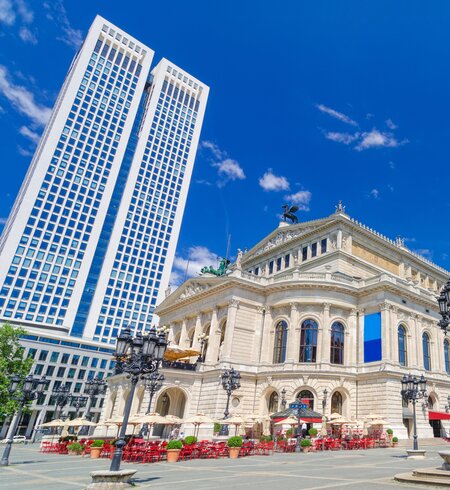 Opernplatz in Frankfurt an einem sonnigen Tag  | © Gettyimages.com/Juergen Sack