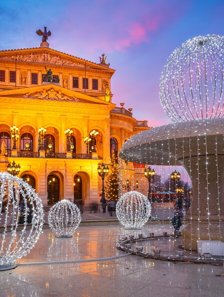 Die alte Oper in Frankfurt bei Daemmerung, auf dem Opernplatz steht leuchtende Dekoration | © Gettyimages.com/sborisov