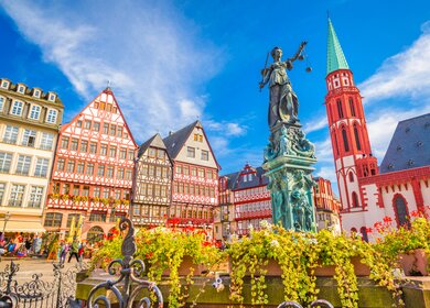 Frankfurts Fachwerkhaeuser am Roemer mit dem Gerechtigkeitsbrunnen im Vordergrund | © Gettyimages.com/seanpavone