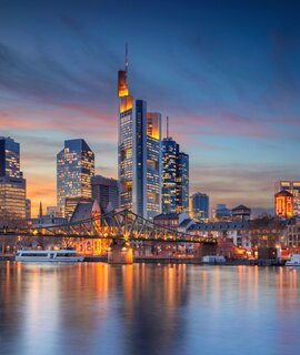Stadtbild der Skyline von Frankfurt am Main bei wunderschönem Sonnenuntergang | © Gettyimages.com/RudyBalasko