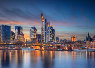 Stadtbild der Skyline von Frankfurt am Main bei wunderschönem Sonnenuntergang | © Gettyimages.com/RudyBalasko