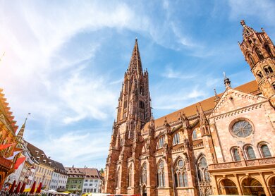 Blick von unten auf die Kathedrale in Freiburg | © Gettyimages.com/RossHelen