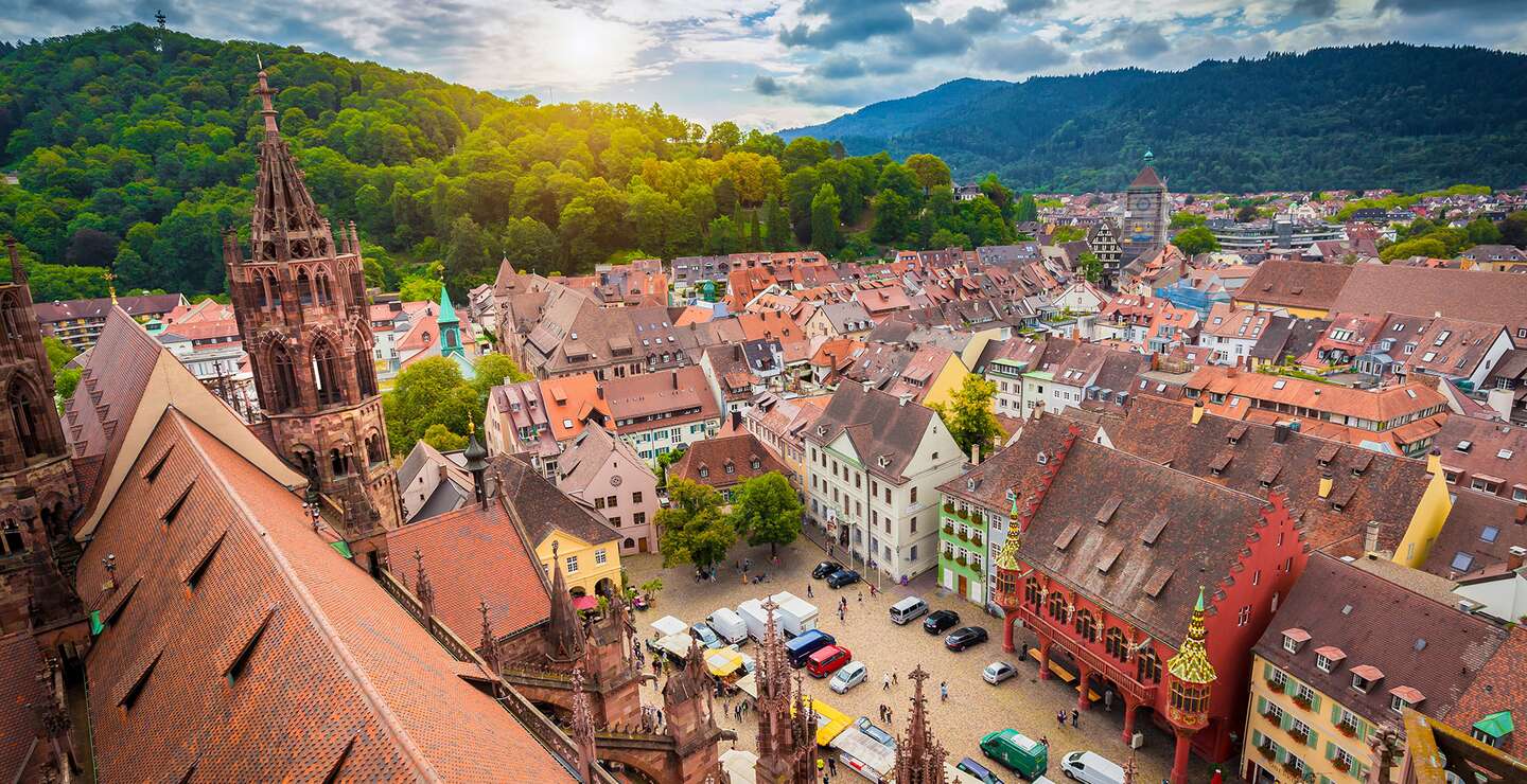  Luftaufnahme der Stadt Freiburg im Breisgau, erkennbar an der charakteristischen roten Dachlandschaft und dem Freiburger Muenster, einem Wahrzeichen der Stadt | © Gettyimages.com/bluejayphoto