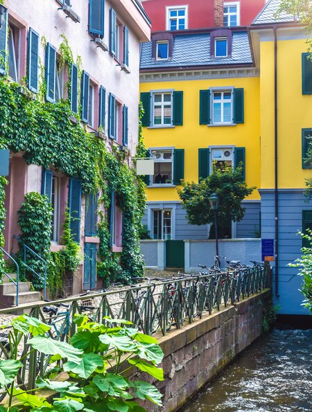 Kleine Gassen und Kanaele in Freiburg | © Gettyimages.com/querbeet