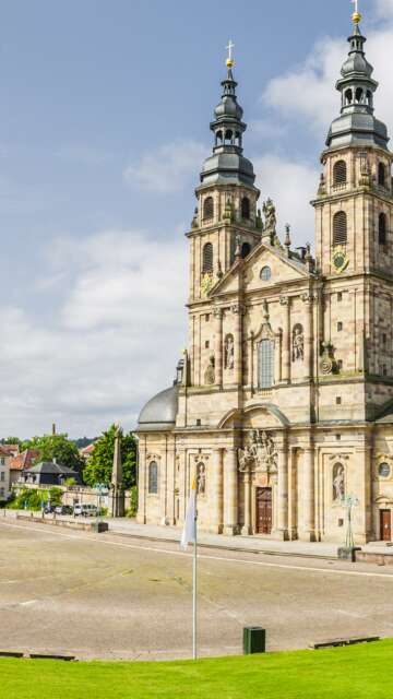 Domplatz mit Dom in Fulda bei gutem Wetter im Sommer | © Gettyimages.com/by-studio
