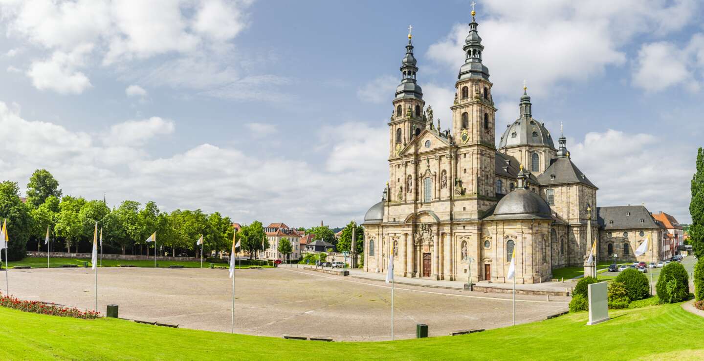 Domplatz mit Dom in Fulda bei gutem Wetter im Sommer | © Gettyimages.com/by-studio