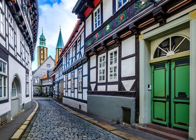 Strasse der Altstadt von Goslar mit bunten Fachwerkhaeusern  | © Gettyimages.com/FooTToo