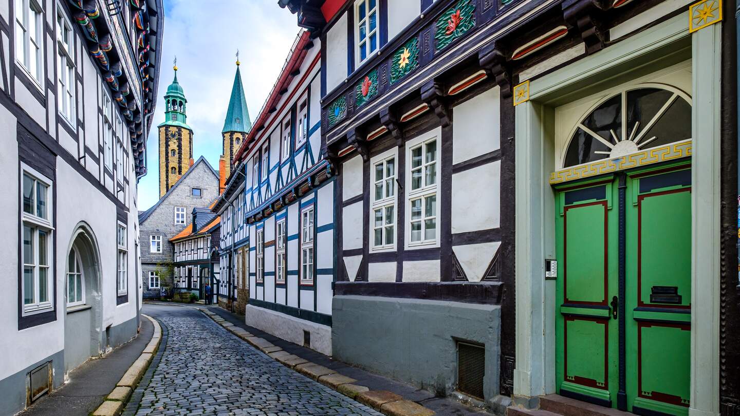 Strasse der Altstadt von Goslar mit bunten Fachwerkhaeusern  | © Gettyimages.com/FooTToo