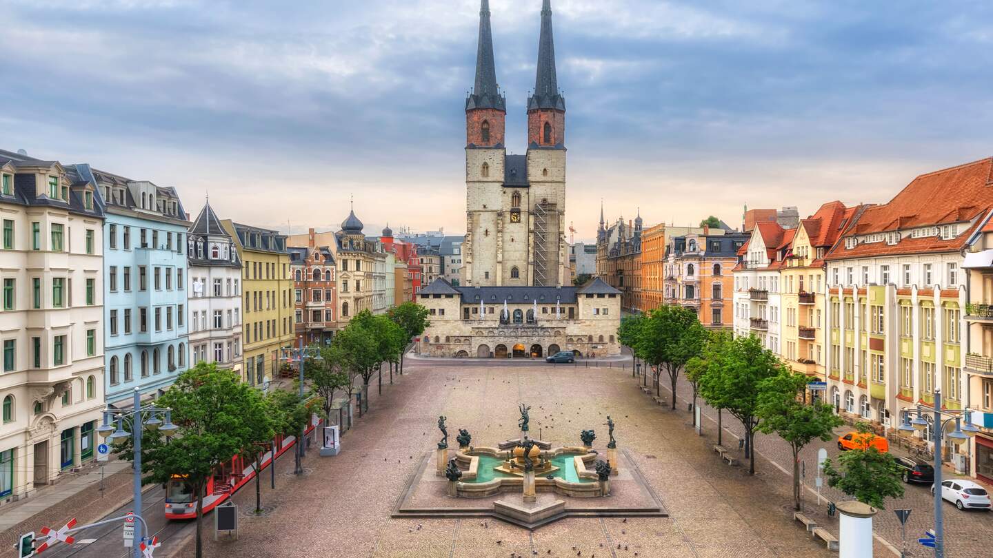 Blick auf die Marktkirche am Marktplatz der Stadt Halle an der Saale | © Gettyimages.com/bbsferrari