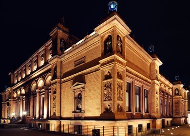 Aussenansicht der beleuchten Kunsthalle in Hamburg bei Nacht | © Gettyimages.com/Marc Fischer