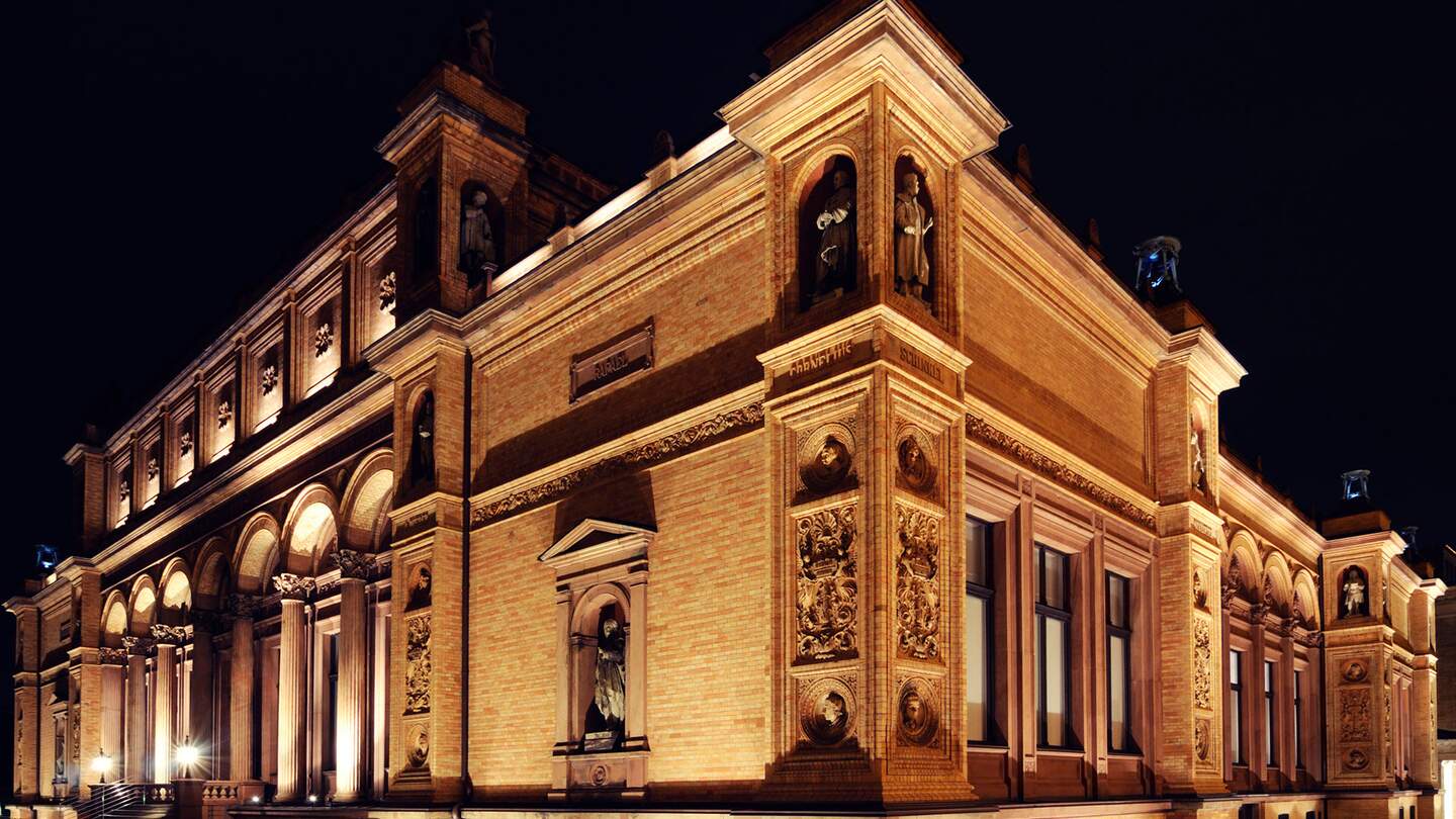 Aussenansicht der beleuchten Kunsthalle in Hamburg bei Nacht | © Gettyimages.com/Marc Fischer