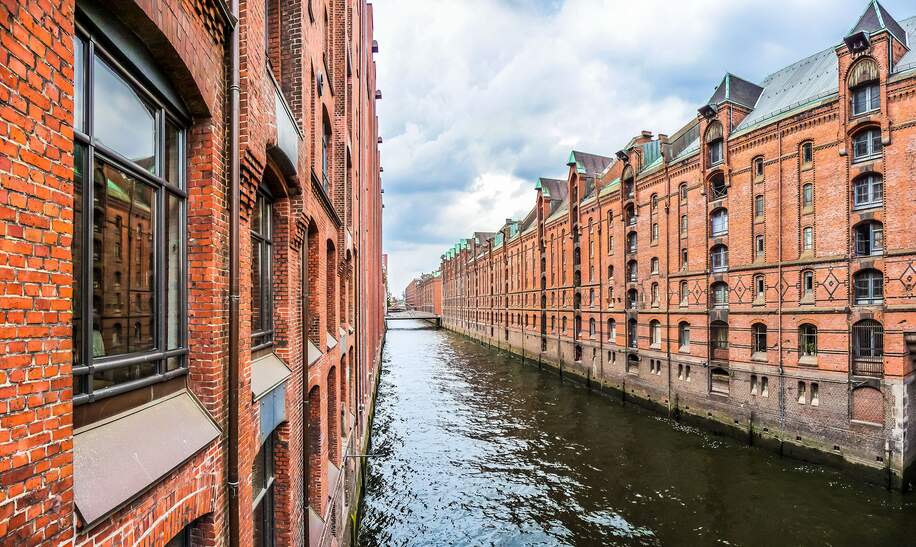 Fassaden der Speicherstadt Hamburg bei Tag | © Gettyimages.com/bluejayphoto
