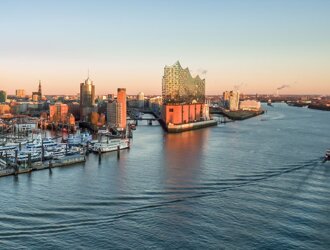 Weiter Panorama-Drohnenblick über den Fluss Elbe in Hamburg  | © Gettyimages.com/Jonas Weinitschke