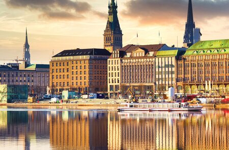 Das Alsterhaus in Hamburg spiegelt sich im Wasser | © Gettyimages.com/deepblue4you