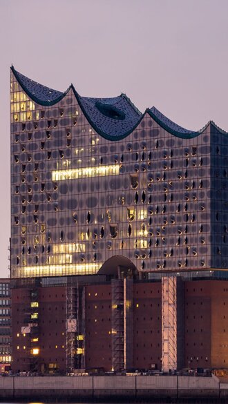 Elbphilharmonie Hamburg bei Anbruch der Dunkelheit | © Gettyimages.com/Fabian Wentzel