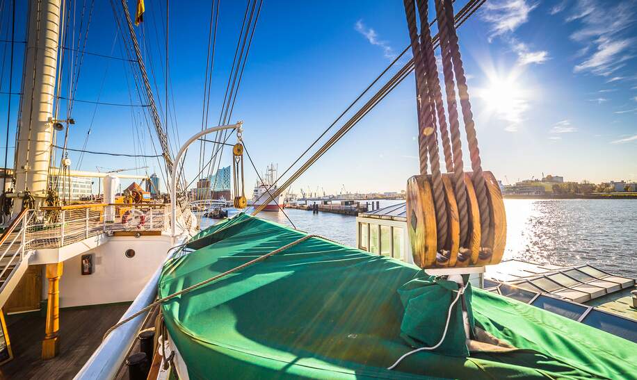Blick ueber den Hamburger Hafen auf die Elbphilharmonie im Sonnenschein | © Gettyimages.com/Paul Siepker