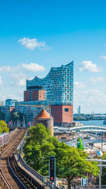 Panoramablick über die Uferpromenade im Zentrum Hamburgs, von den Landungsbrueckenvillen ueber das ikonische Gebaeude der Elbphilharmonie bis zu den Schiffen im geschaeftigen Hafen des Hamburger Hafens | ©  Gettyimages.com/fotoVoyager