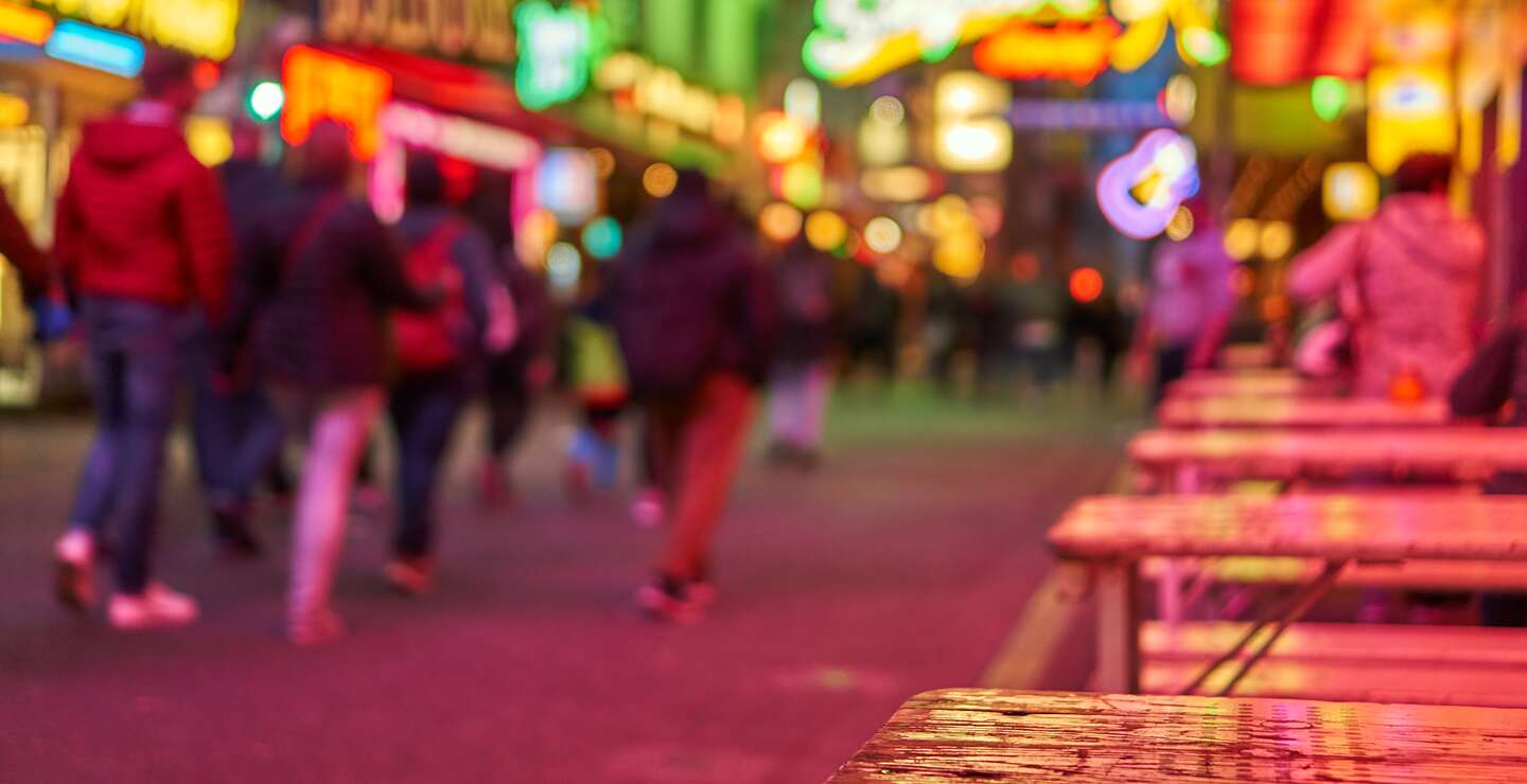 Reeperbahn bei Nacht defokussiert mit leuchtenden Schildern | © Gettyimages.com/Thomas Demarczyk