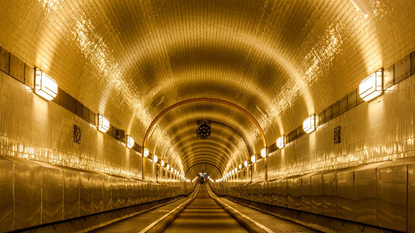 Aufnahme im Elbtunnel in Hamburg | © Gettyimages.com/Robert Zemke