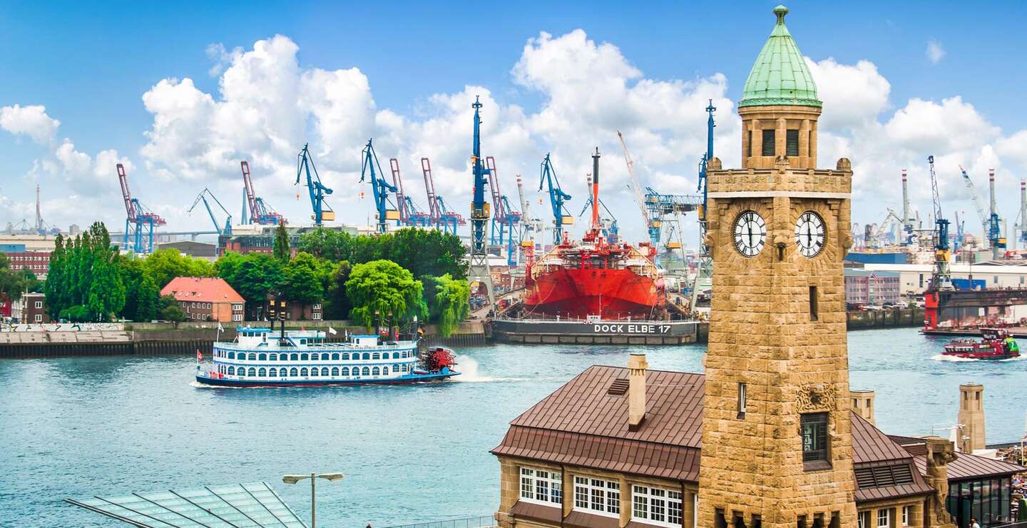 Pegelturm an den Landungsbruecken am Hafen von Hamburg  | © GettyImages.com/bluejayphoto