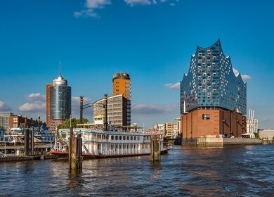 Sonniger Tag im Hamburger Hafen mit einigen architektonischen Gebaeuden in der Hafencity | © gettyimages.com/Sabine Wagner