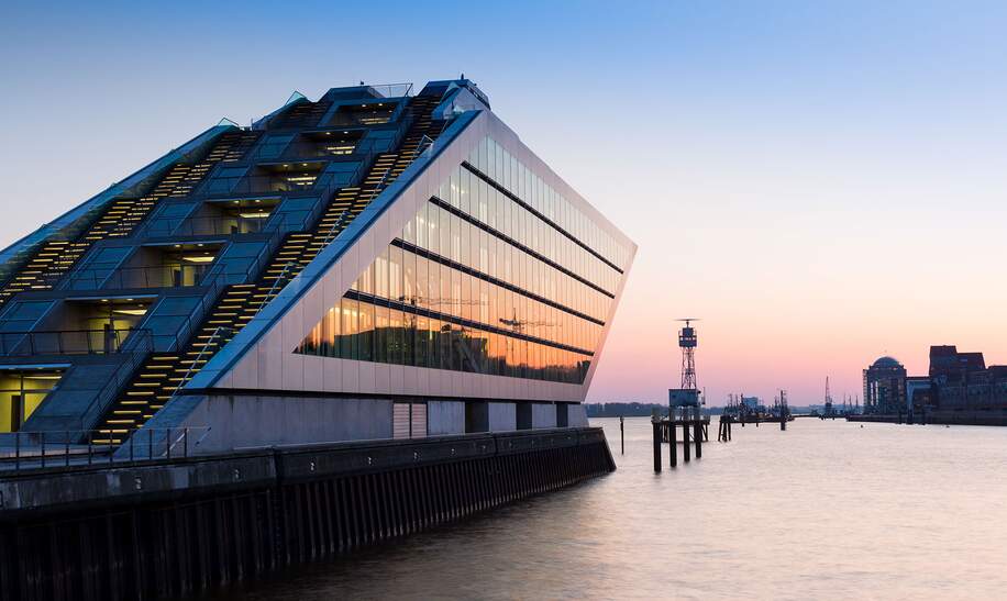 Ein modernes Buerogebaeude im Hamburger Hafen am Abend | © Gettyimages.com/Fabian Wentzel