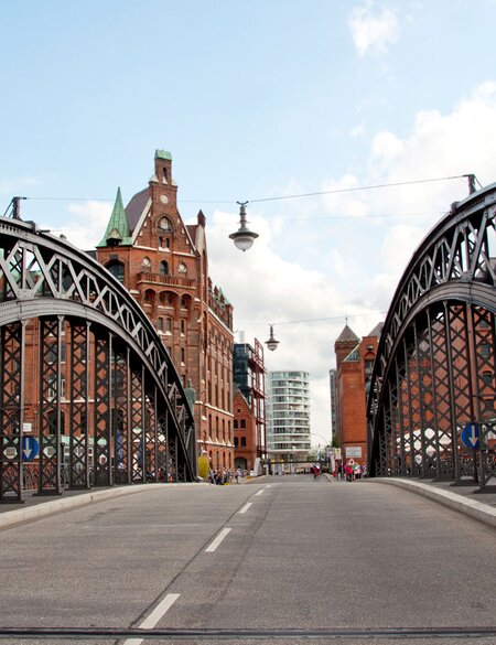 Blick von der Brooksbruecke in der Speicherstadt in Hamburg | © Gettyimages.com/Elena_Toppe